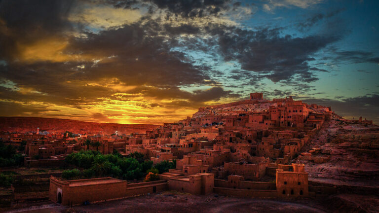 Le ksar d'Aït Ben Haddou au coucher du soleil, village fortifié en pisé classé à l'UNESCO près de Ouarzazate