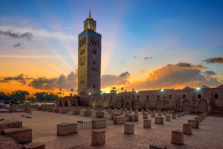 Minaret de la mosquée Koutoubia à Marrakech au coucher du soleil, à l'heure de l'appel à la prière pendant le Ramadan
