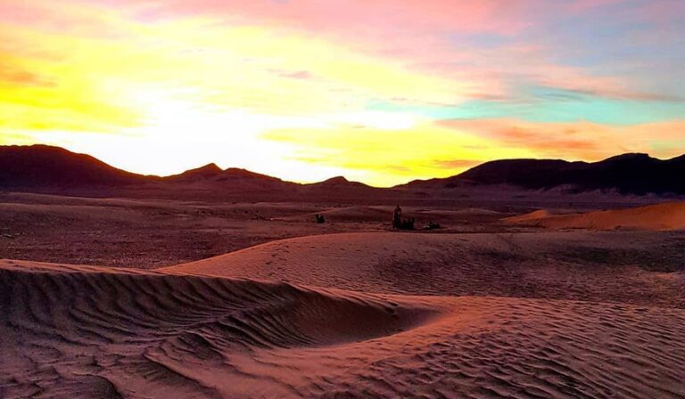 Coucher de soleil sur les dunes de l'Erg Chigaga, la mer de dunes la plus sauvage du Maroc, accessible depuis Zagora