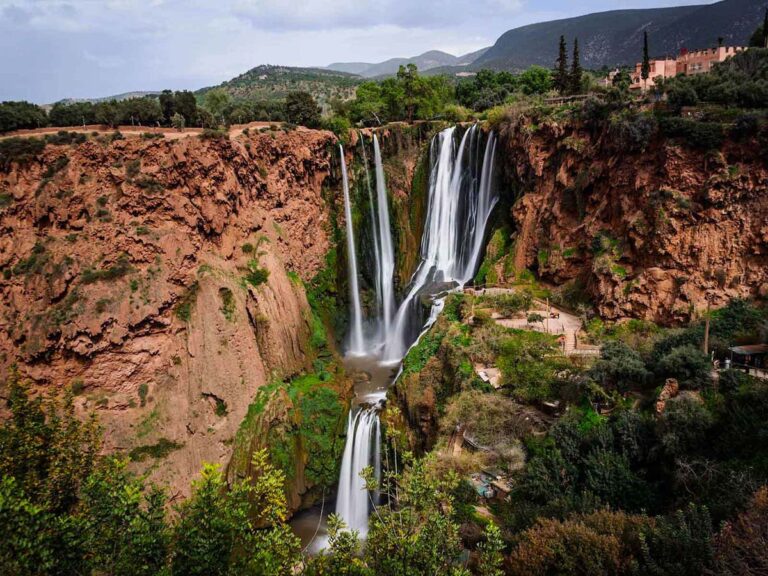 Les cascades d'Ouzoud dévalant 110 m de falaises rouges en plusieurs paliers, entourées d'oliviers et de piscines naturelles