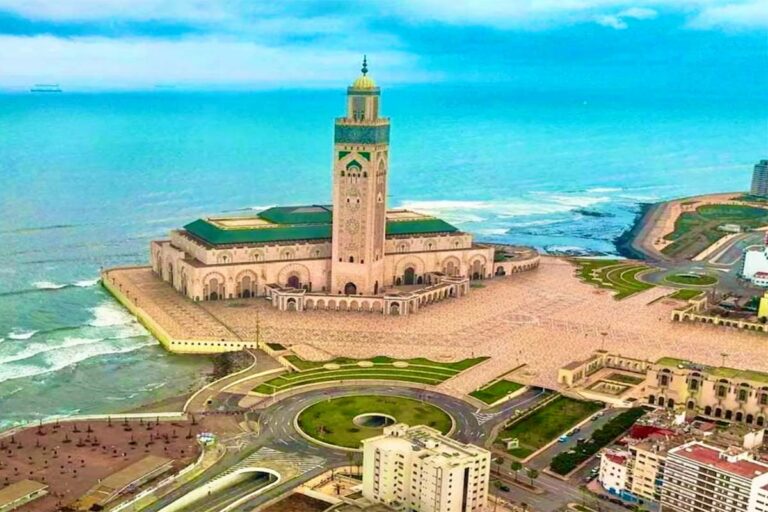 Vue aérienne de la Mosquée Hassan II à Casablanca, son minaret de 210 m et l'esplanade au bord de l'Atlantique